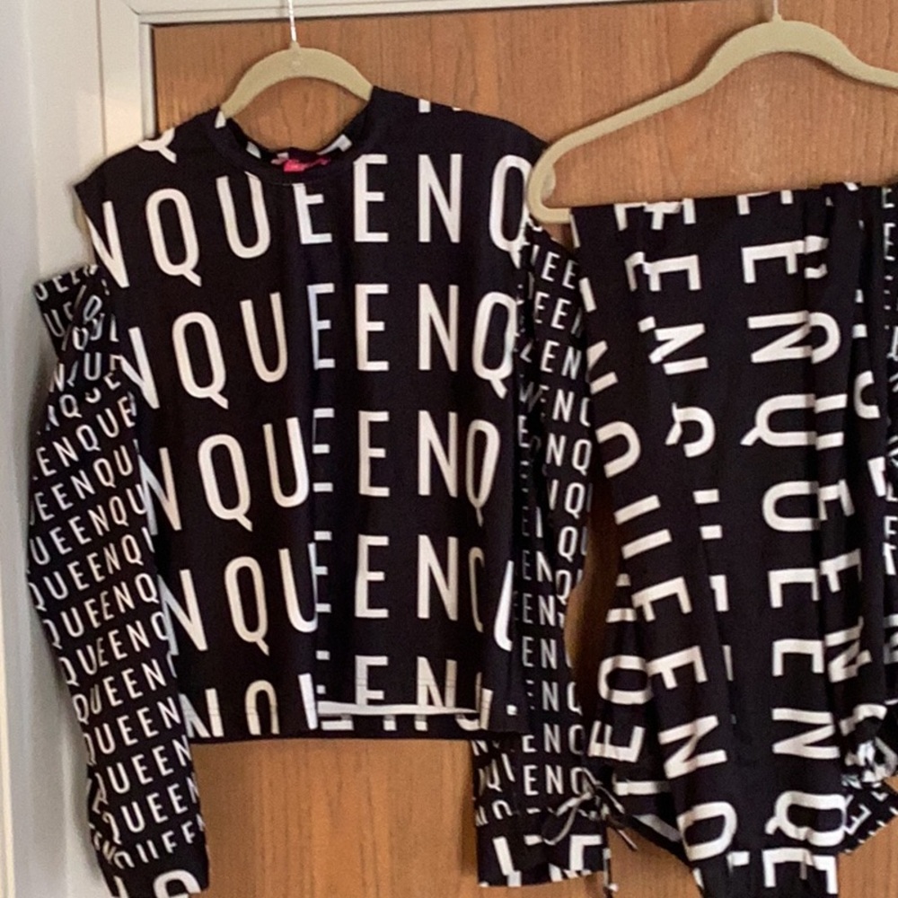 Sassy Jones Black and White Zuri Draperd QUEEN Print Jogger Set 

Gently used